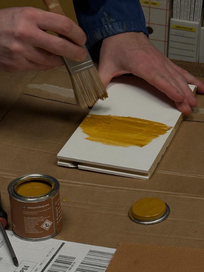 Albin målar med linolja